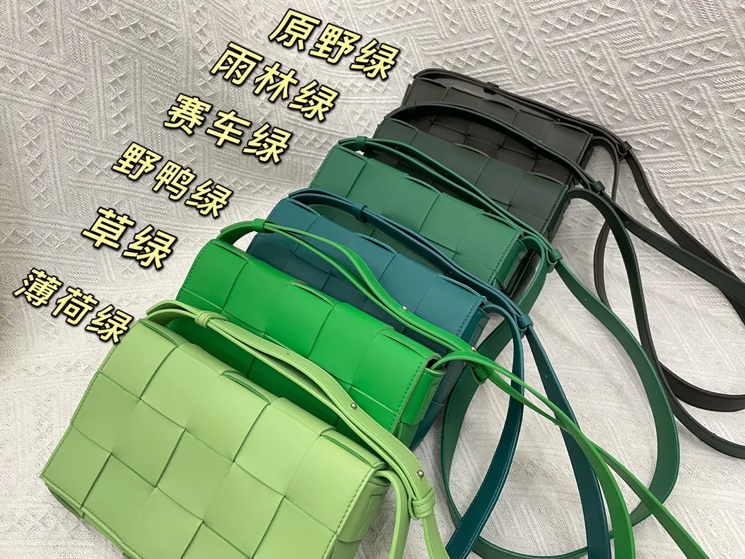 Super practical square crossbody bag with wide adaptability, unisex and the first choice for commuting and street photography ❤️🧡💛💚💙🤎🖤💜 Various colors to meet all matching needs